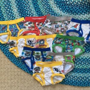 Lot of 21 Thomas and Disney briefs for boys 3-4T